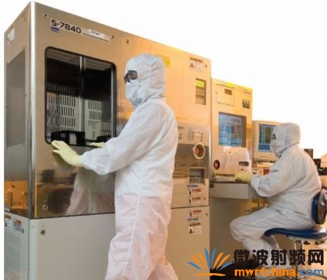生產(chǎn)操作員在Cree公司先進(jìn)器件潔凈室設(shè)備前使用電子掃描顯微鏡（SEM）檢查SiC晶圓