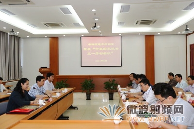 何巖為院高功率微波源與技術(shù)重點(diǎn)實(shí)驗(yàn)室頒發(fā)“中央國(guó)家機(jī)關(guān)五一勞動(dòng)獎(jiǎng)狀”