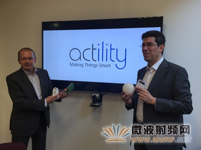 Actility公司的首席執(zhí)行官Michel Quazza（左）與營銷和商務開發(fā)副總裁Nicolas Jordan向華興萬邦分析師展示各種帶有遠距離通信模塊的傳感裝置