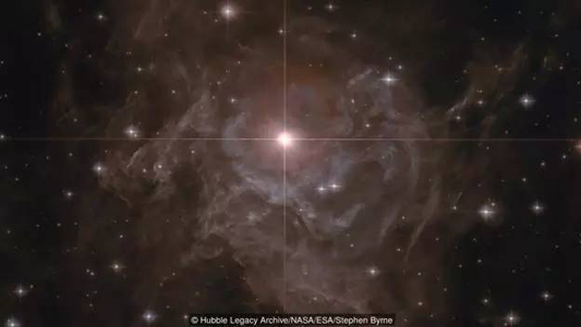 船尾座RS，一顆典型的造父變星。哈佛大學(xué)的女天文學(xué)家勒維特最早發(fā)現(xiàn)了這類特殊變星的光變周期與真實(shí)亮度之間的關(guān)系
