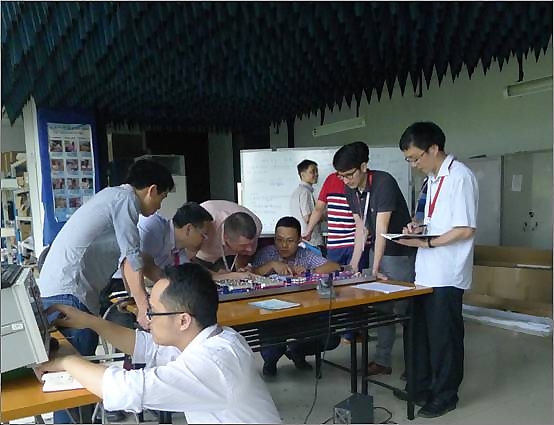 研發團隊全神貫注分析問題