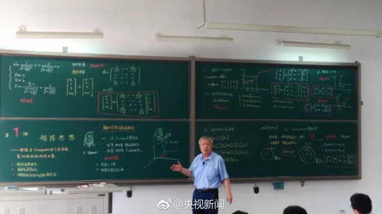 微波領(lǐng)域國(guó)家級(jí)教學(xué)名師梁昌洪教授 數(shù)十年堅(jiān)持手寫(xiě)板書(shū)帶漫畫(huà)插圖 課堂座無(wú)虛席
